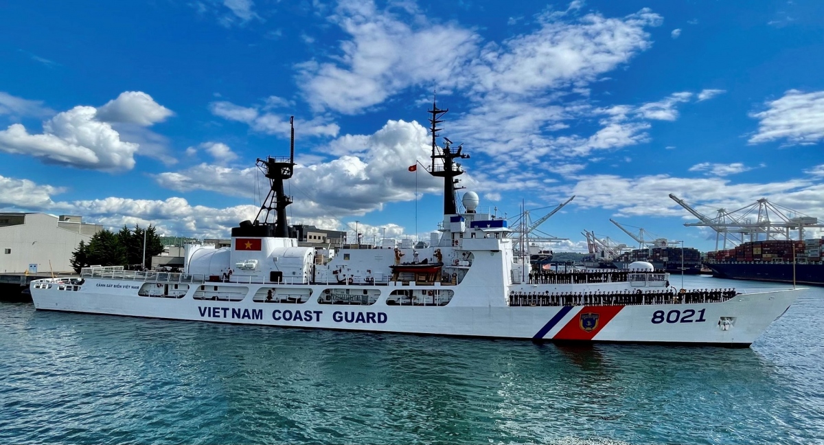 us-sponsored john midgett coast guard ship en route to vietnam picture 1
