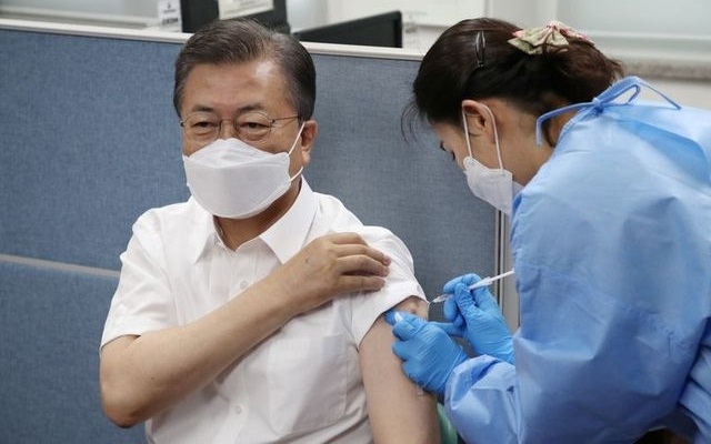 Tổng thống Hàn Quốc Moon Jae-in tiêm vaccine Covid-19. Ảnh: USNews.