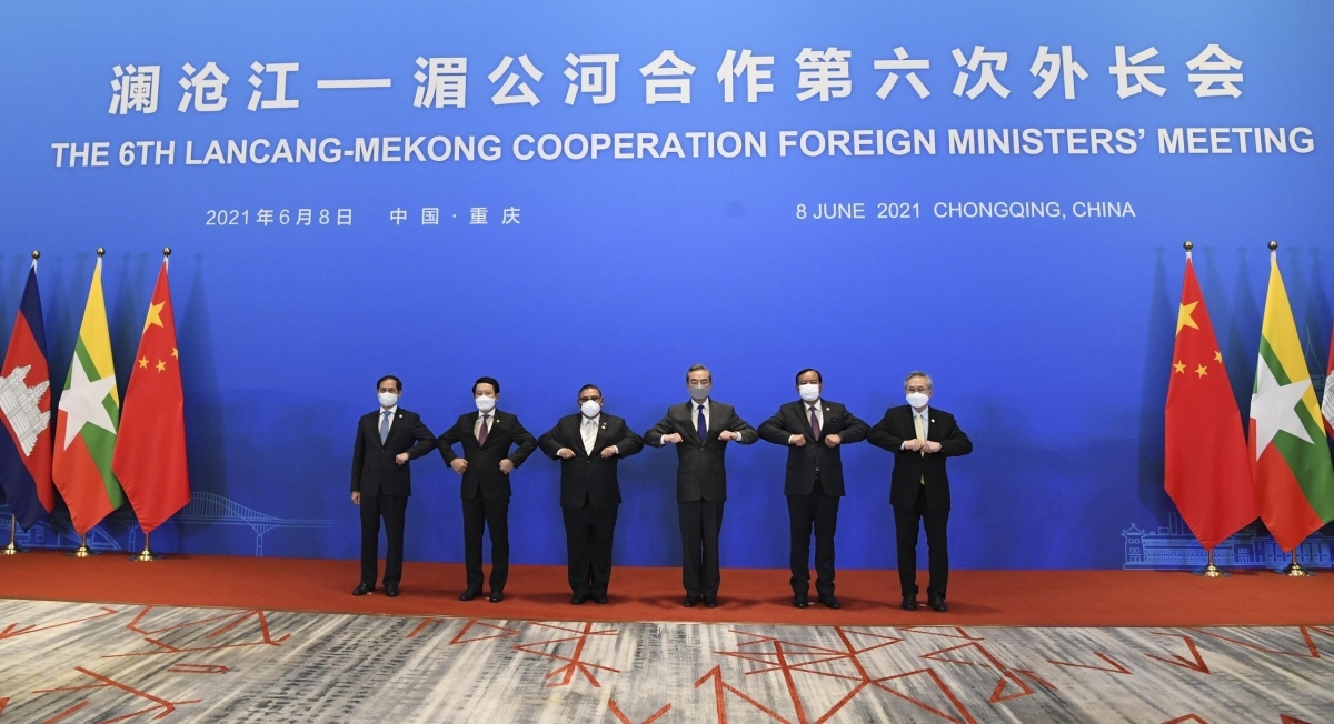 Chinese and ASEAN Foreign Ministers pose for a photo at the 6th Lancang-Mekong Cooperation Foreign Ministers’ Meeting in Chongqing (China).