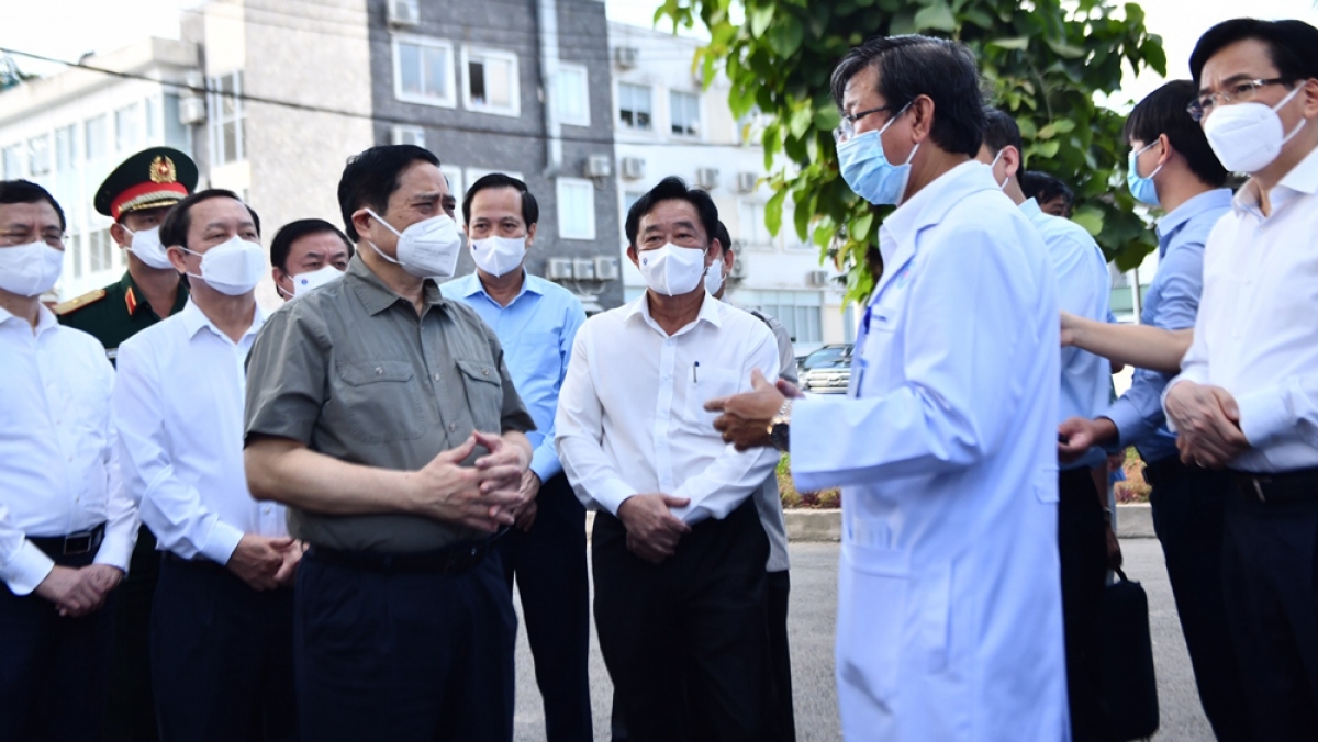 pm inspects covid-19 prevention and control in binh duong picture 1