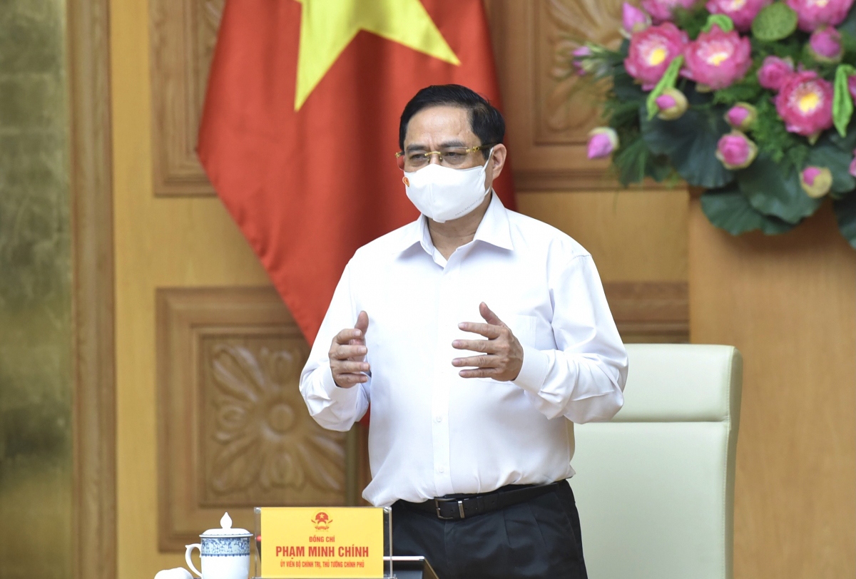 Prime Minister Pham Minh Chinh speaks at the meeting with vaccine manufacturers.