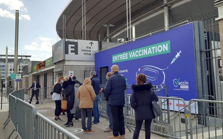 Người dân Pháp đi tiêm vaccine Covid-19.
