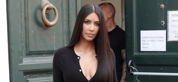 Kim Kardashian cài áo hờ hững khoe body nóng bỏng đi ăn trưa cùng bạn bè ở Italy