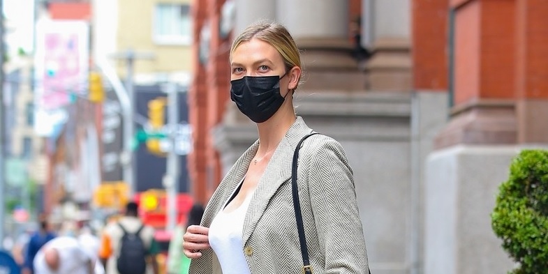 Siêu mẫu Karlie Kloss diện suit thanh lịch đến dự cuộc họp kinh doanh