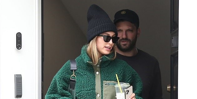 Hailey Baldwin giản dị đi dã ngoại cùng chồng