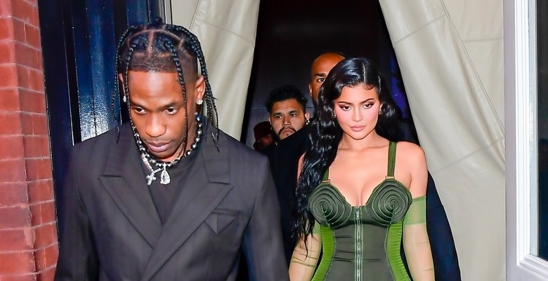 Kylie Jenner và bạn trai Travis Scott đưa con gái cưng đi dự sự kiện