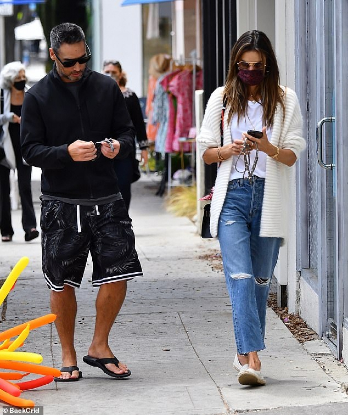 alessandra ambrosio goi cam di mua sam cung con trai cung hinh anh 6