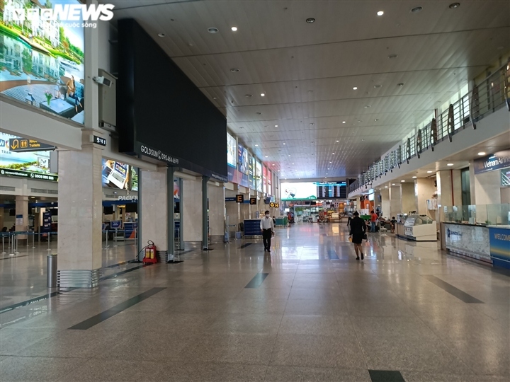transport hubs in hcm city fall quiet amid social distancing period picture 3
