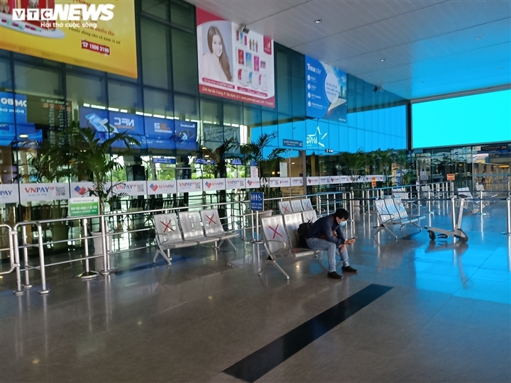 transport hubs in hcm city fall quiet amid social distancing period picture 4
