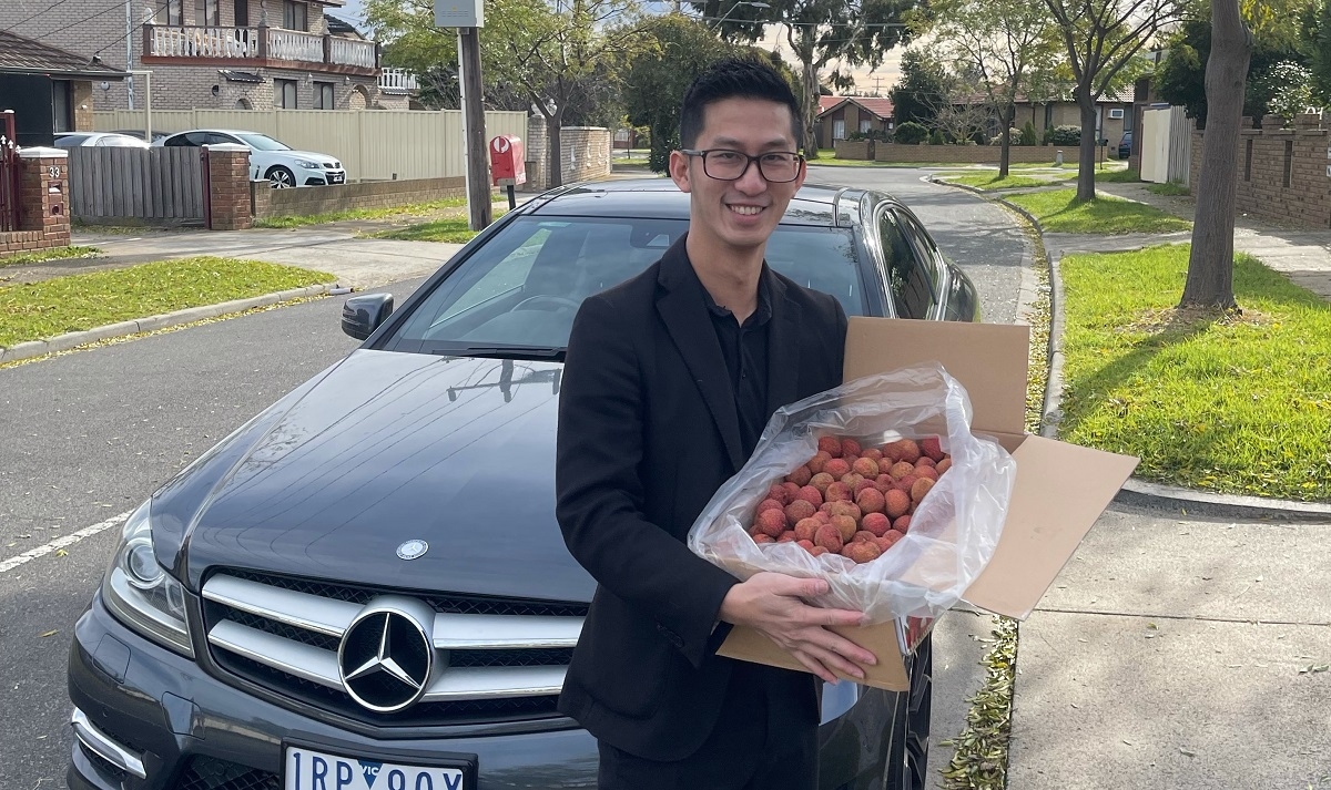 Anh Huy Lý rất vui khi được mua vải thiều Lục Ngạn-Bắc Giang tại Australia. (Nguồn: Công ty Bato Ausale)
