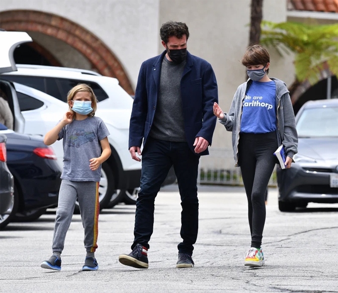 ben affleck vui ve den nha vo cu don cac con di choi hinh anh 1