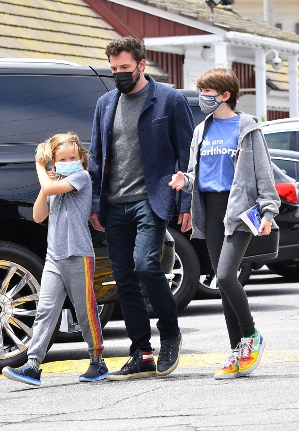 ben affleck vui ve den nha vo cu don cac con di choi hinh anh 2