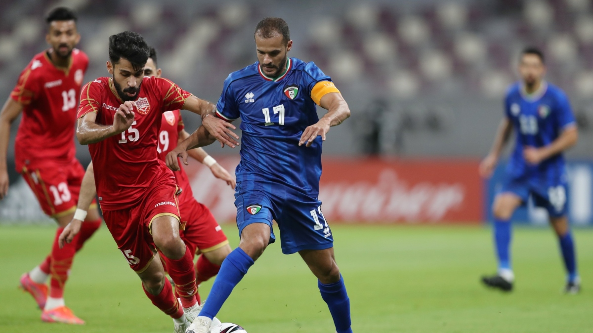 Tiền đạo Bader Al Mutawa (áo xanh) đã có 185 lần ra sân cho ĐT Kuwait, lập nên kỷ lục mới của bóng đá thế giới. (Ảnh: FIFA). 