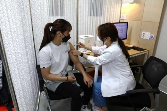 Tiêm vaccine tại Hàn Quốc. Ảnh: BBC