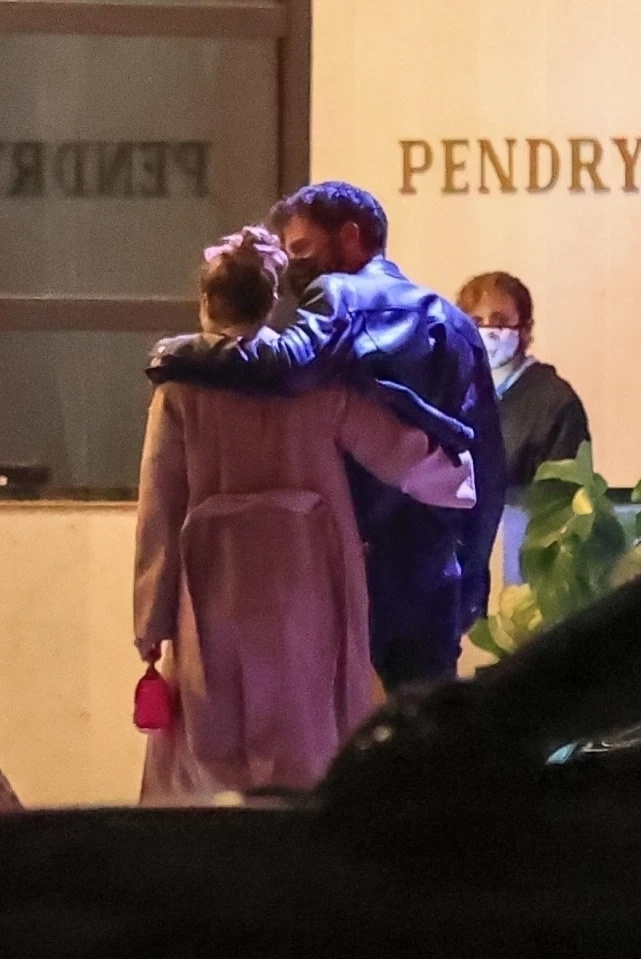 ben affleck - jennifer lopez khoac vai tinh cam giua on ao tai hop hinh anh 1