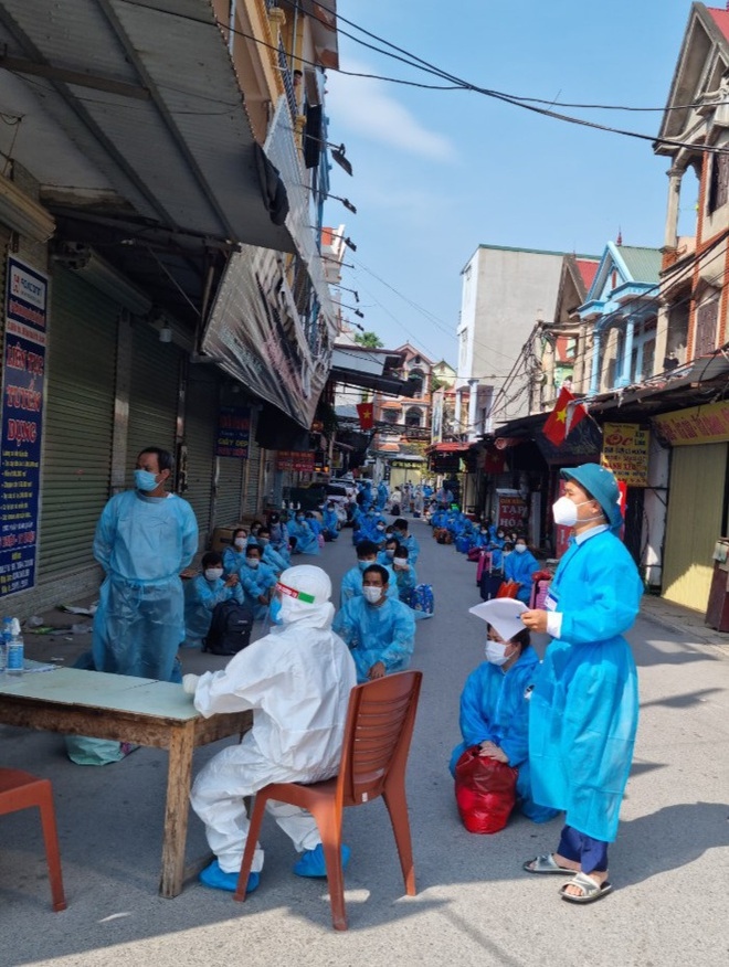 Đưa công nhân ở ổ dịch thôn Núi Hiểu đến các khu tập trung.
