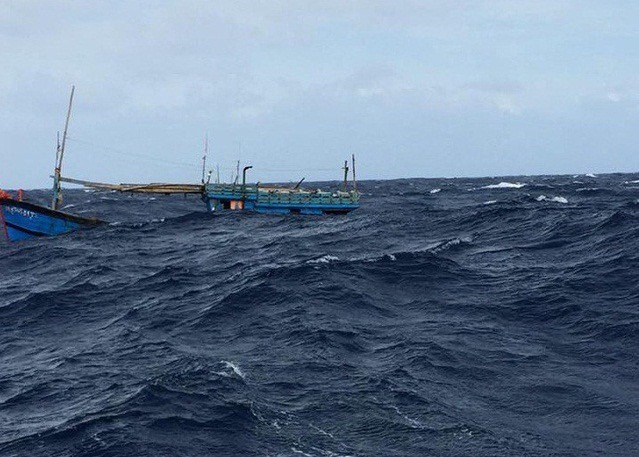Tìm thấy ngư dân thứ 2 trôi dạt trên vùng biển Thanh Hóa | VOV.VN