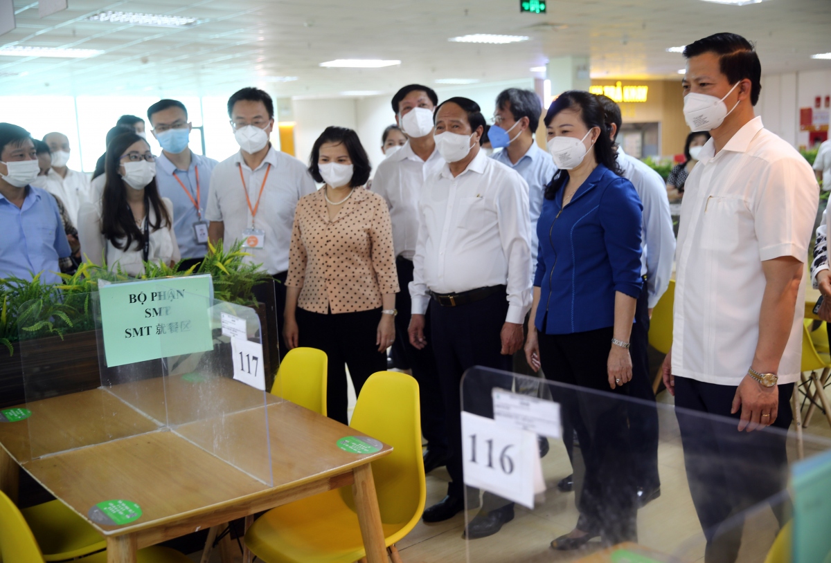 Phó Thủ tướng Lê Văn Thành và lãnh đạo tỉnh Bắc Ninh thăm Khu công nghiệp Quế Võ, kiểm tra công tác phòng chống dịch COVID-19 và bảo đảm sản xuất tại một trong những “điểm nóng” về dịch bệnh của cả nước chiều 2/6. Ảnh Đức Tuân.