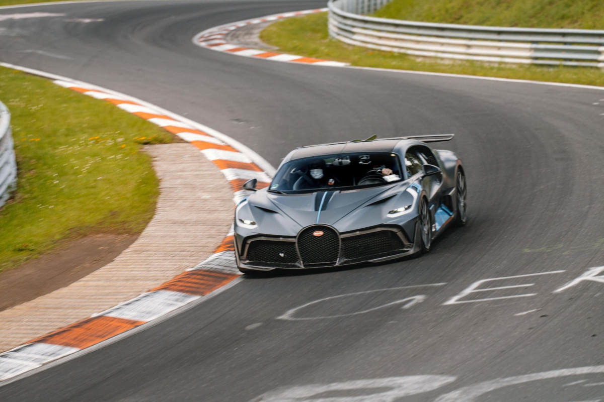Để có thể hoàn thành một vòng chạy nhanh nhất có thể, chiếc xe cần phải được thiết lập một cách hoàn hảo và đó là điều mà các kỹ sư của Bugatti mong muốn đạt được trên những chiếc hypercar mà họ mang đến đây.