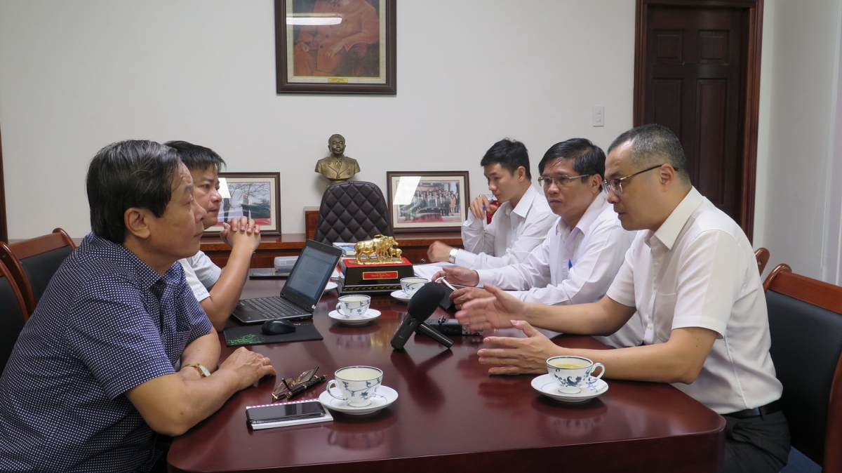 Ông Phạm Đại Dương (bìa phải) tại buổi làm việc với Cơ quan thường trú khu vực miền Trung- Đài TNVN
