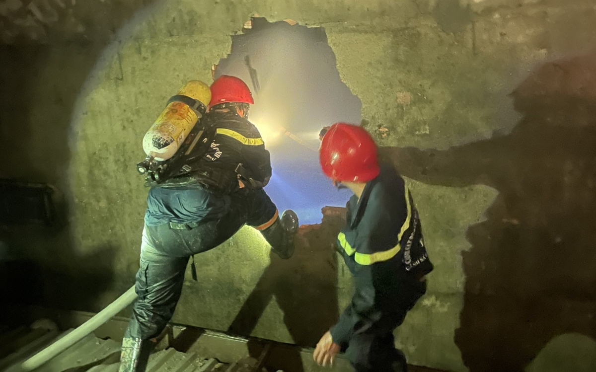 Cháy nhà giữa đêm ở TP HCM, vợ tử vong, chồng và con bị thương