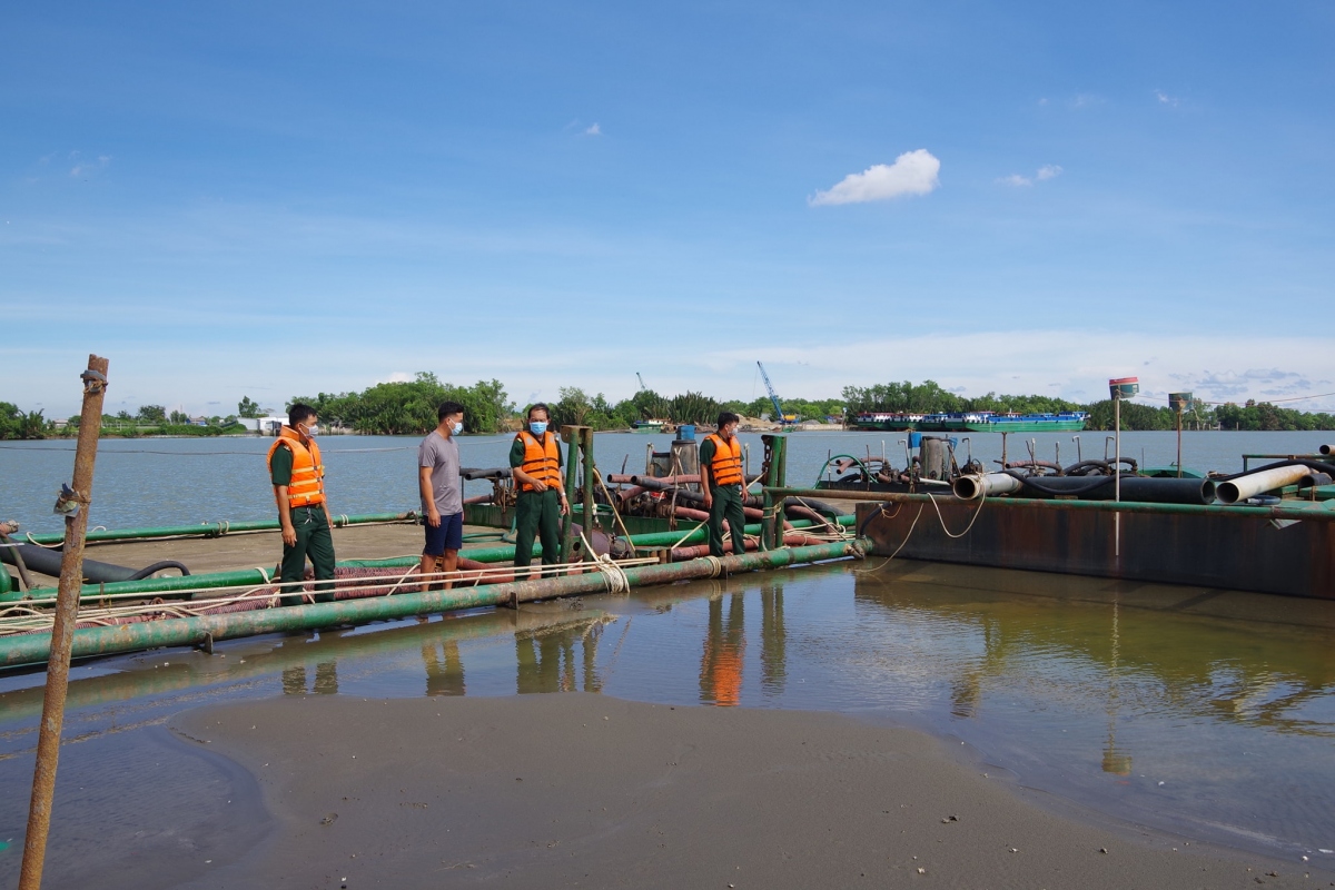 Lực lượng bộ đội biên phòng Tiền Giang kiểm tra các phương tiện vận chuyển cát trái phép