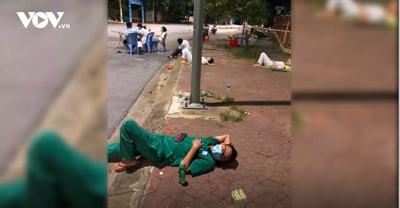 “Chiến binh áo trắng” ngủ trên vỉa hè sau đêm trắng lấy mẫu xét nghiệm