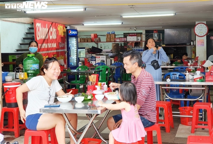 da nang citizens adapt to new normal after social distancing is eased picture 4