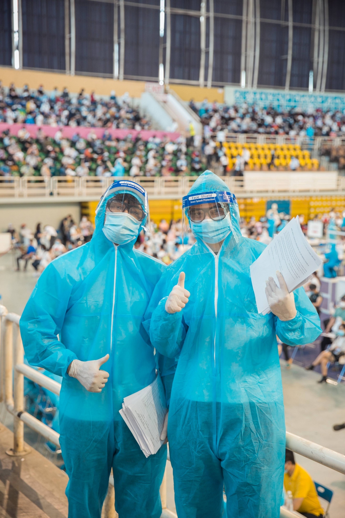 hoa hau h hen nie, A hau mau thuy cung dan nghe si ho tro nguoi dan tiem vaccine hinh anh 1