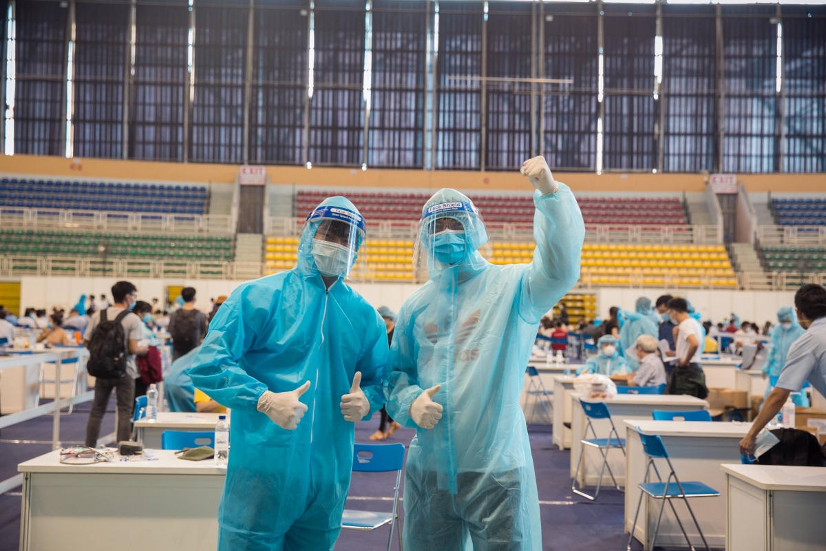 hoa hau h hen nie, A hau mau thuy cung dan nghe si ho tro nguoi dan tiem vaccine hinh anh 3