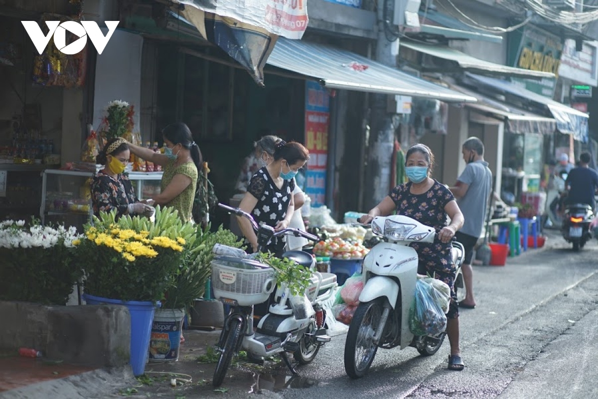 hanoi market enjoys brisk trade for doan ngo festival picture 2