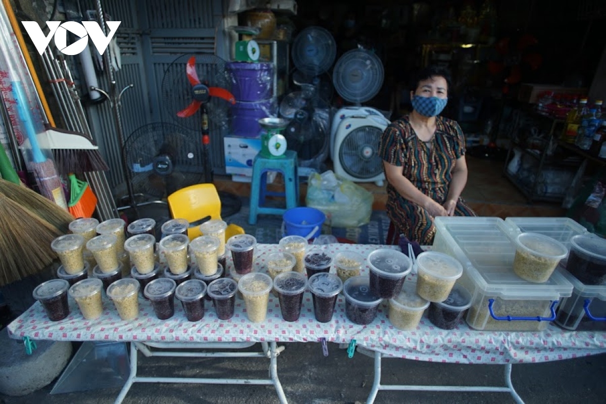hanoi market enjoys brisk trade for doan ngo festival picture 3