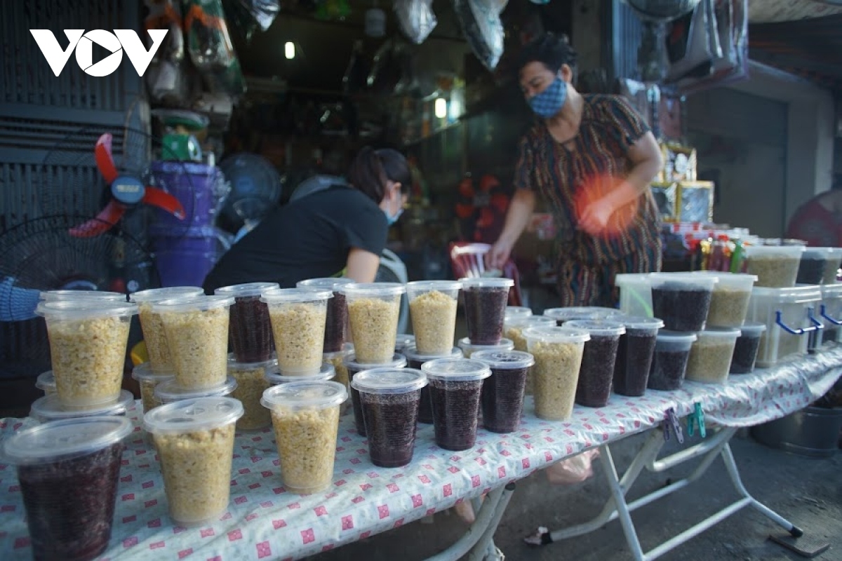 hanoi market enjoys brisk trade for doan ngo festival picture 4