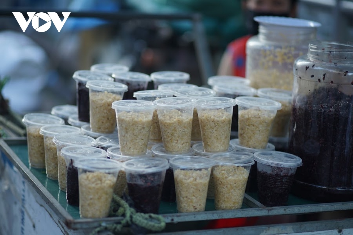 hanoi market enjoys brisk trade for doan ngo festival picture 5