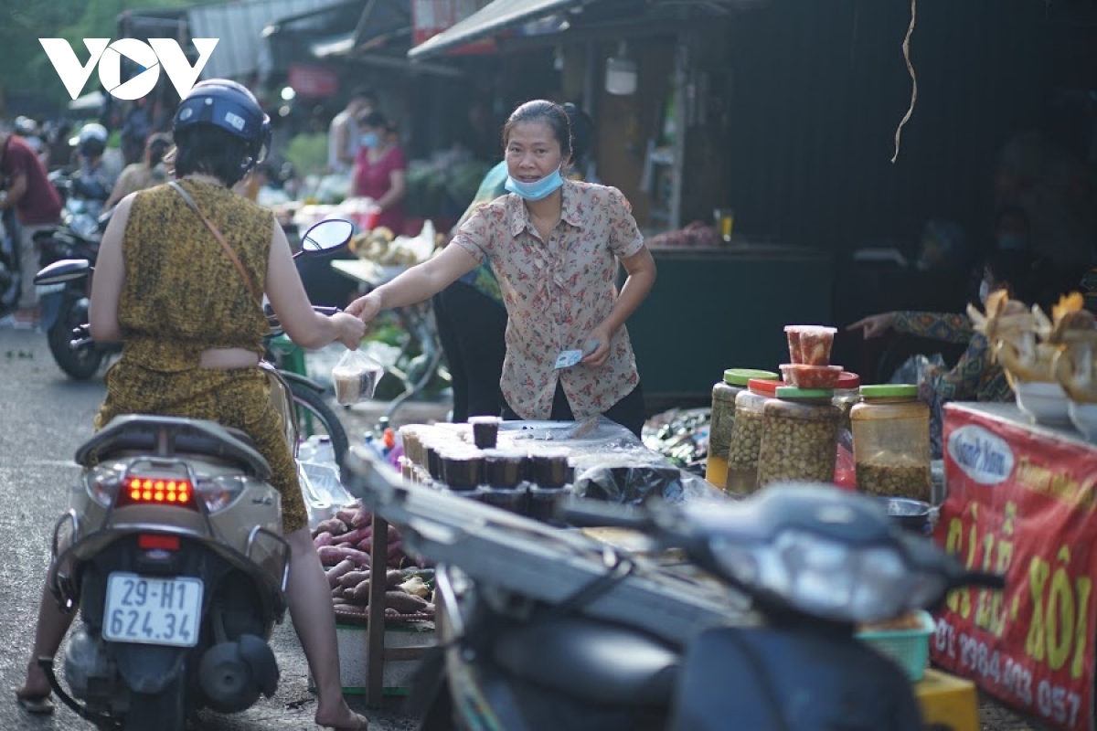 hanoi market enjoys brisk trade for doan ngo festival picture 6