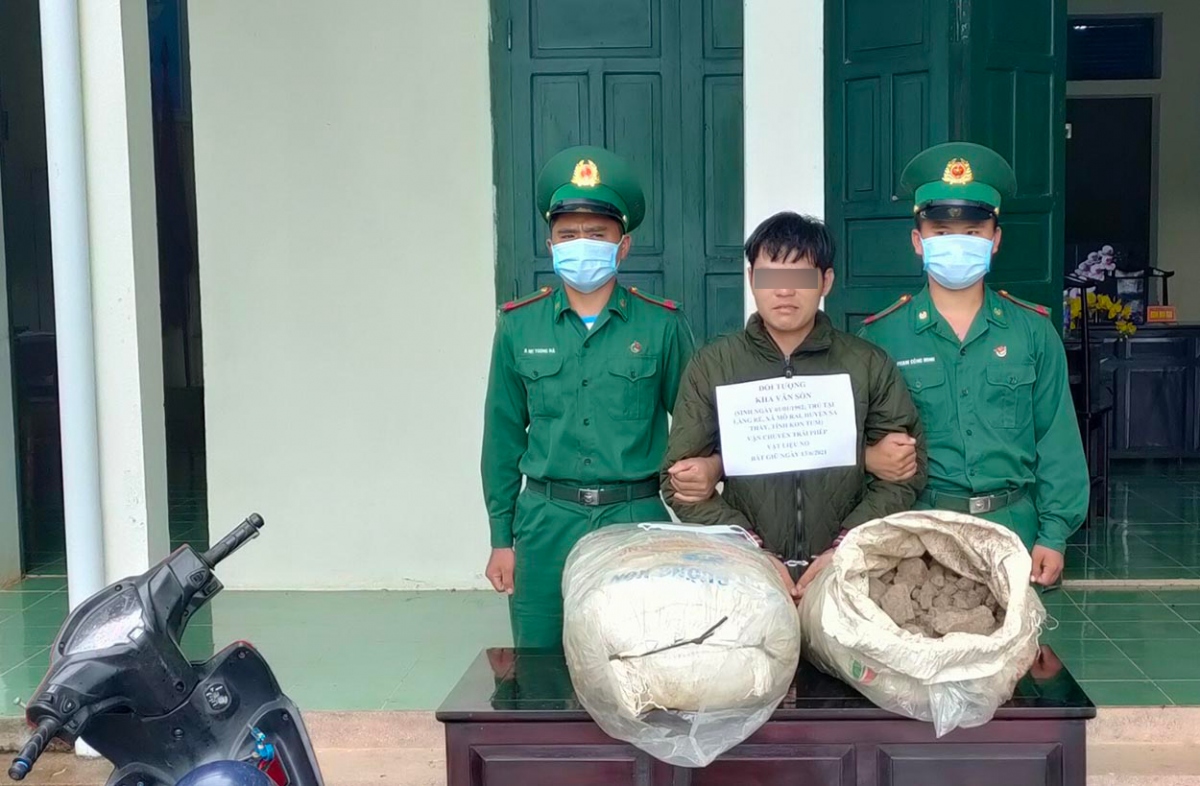 Đối tượng Kha Văn Són cùng tang vật.