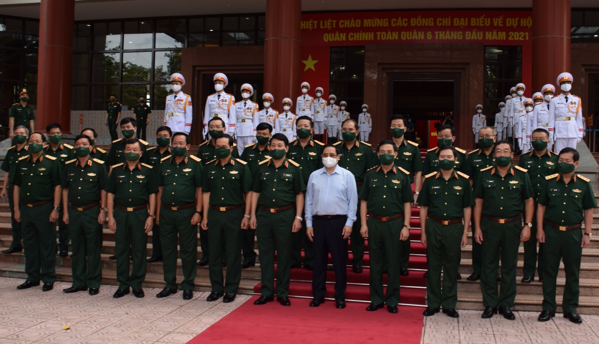 Thủ tướng chụp ảnh với cán bộ dự Hội nghị Quân chính toàn quân.