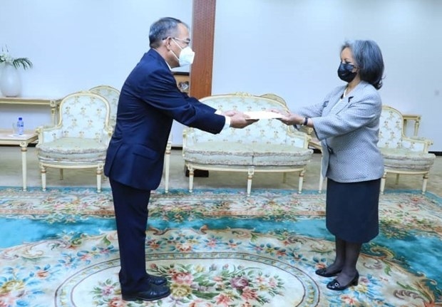Vietnamese Ambassador to Ethiopia and Tanzania Nguyen Nam Tien (L) presents his credentials to Ethiopian President Sahle-Work Zewde (Photo: VNA)