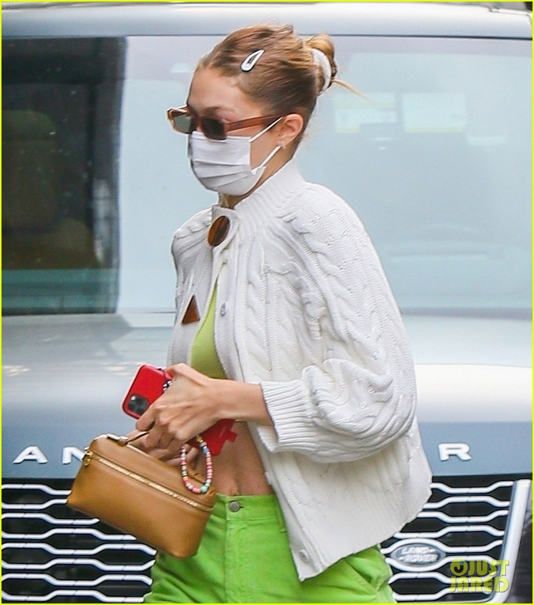 gigi hadid gian di den hieu anh de chup hinh hinh anh 2