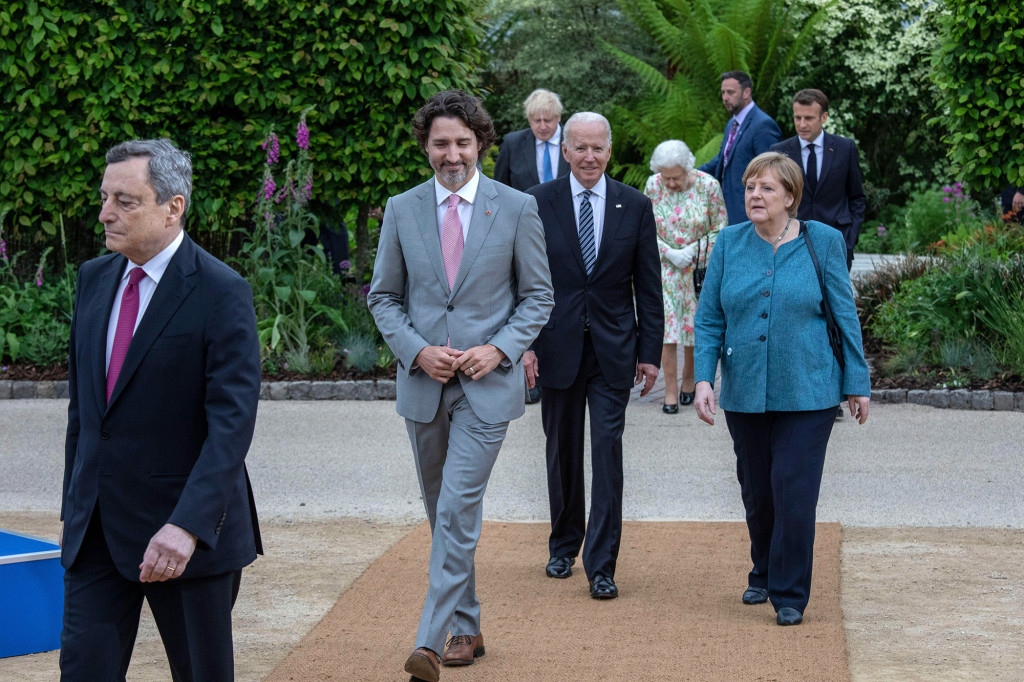 Thủ tướng Italy Mario Draghi, Thủ tướng Canada Justin Trudeau, Tổng thống Mỹ Joe Biden và Thủ tướng Đức Angela Merkel, bước lên chụp ảnh trước tiệc chiêu đãi.