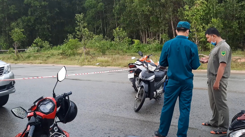 nguoi dan ong chet trong vuon tram o binh duong, tren bung co con dao hinh anh 1