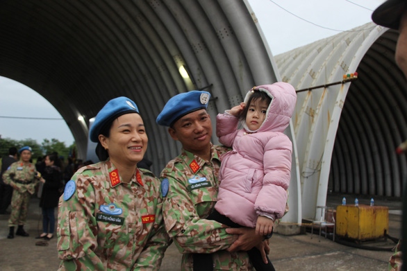 A photo captures a joyful moment between a Vietnamese family whose parents prepare to participate in a UN peacekeeping mission. (Photo: Ha Thanh)