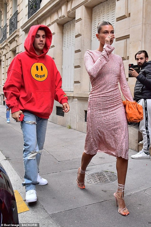 hailey baldwin dien dam bo mau hong noi bat di an toi cung chong o paris hinh anh 2