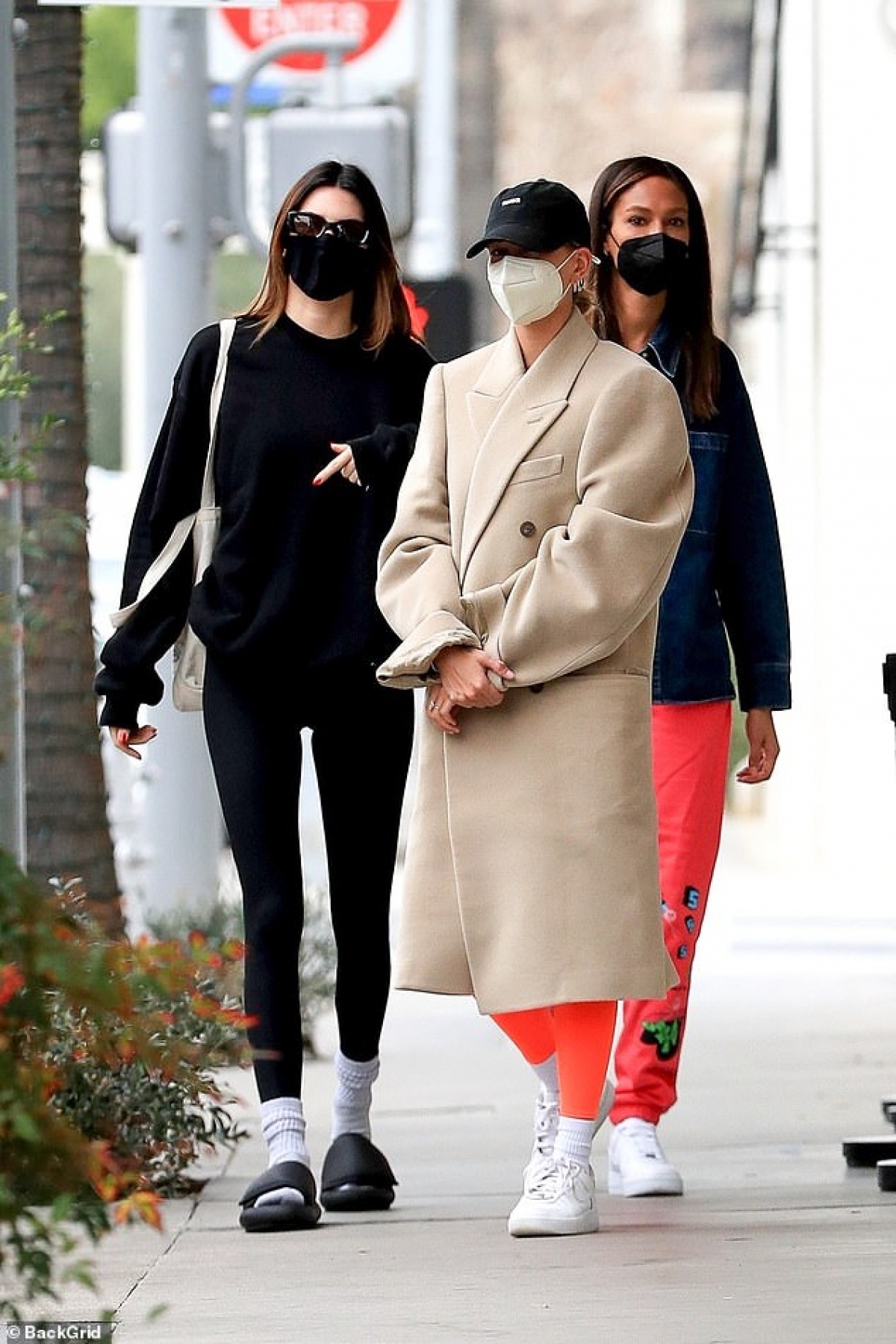 hailey baldwin - kendall jenner nong bong du tiec sinh nhat cua ban than hinh anh 5