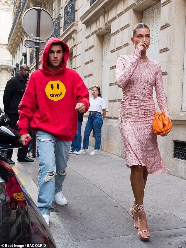 hailey baldwin dien dam bo mau hong noi bat di an toi cung chong o paris hinh anh 5