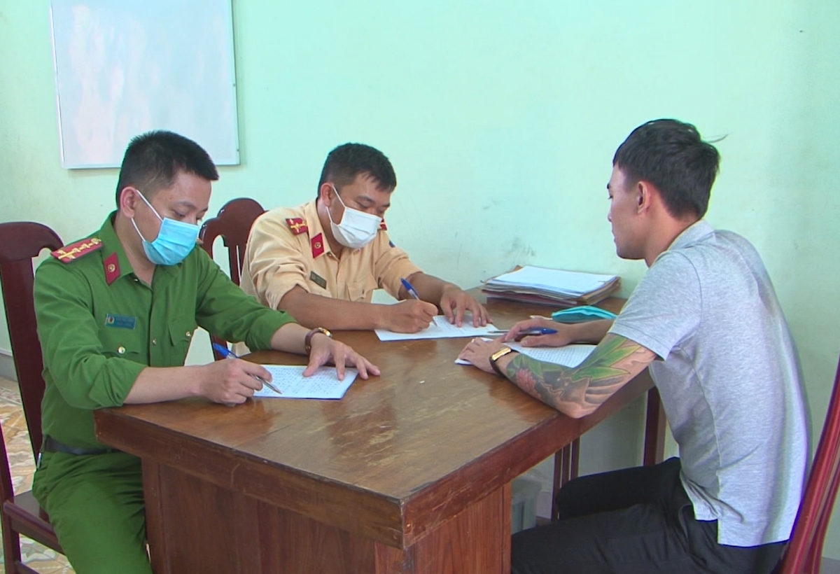 Tại cơ quan công an, 2 đối tượng đã thừa nhận hành vi vi phạm của mình.