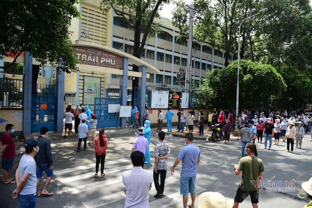 thousands of local people undergo covid-19 testing in hcm city picture 1
