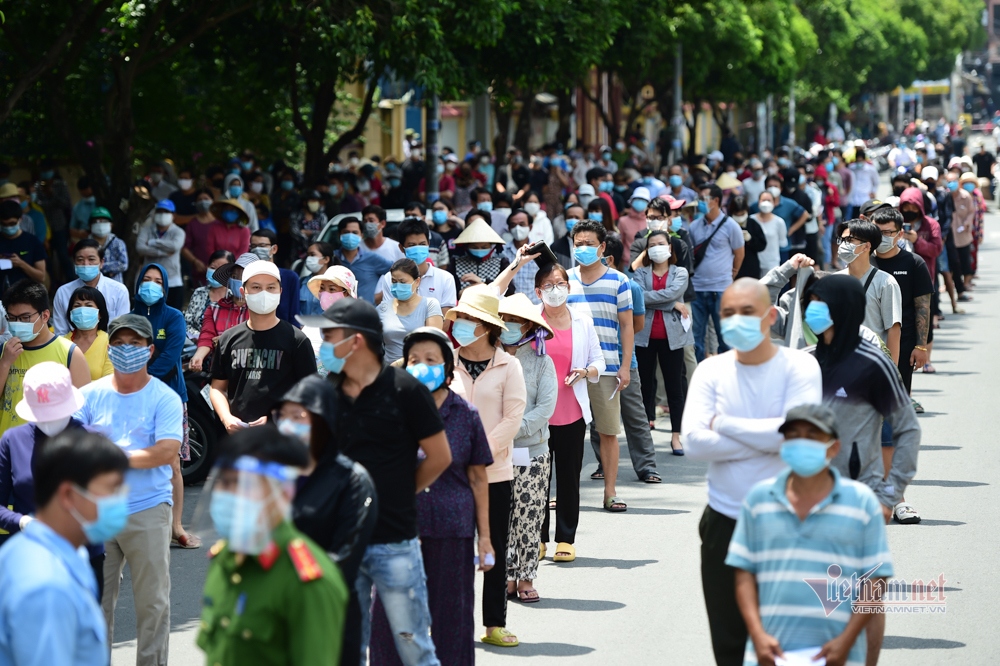 thousands of local people undergo covid-19 testing in hcm city picture 2