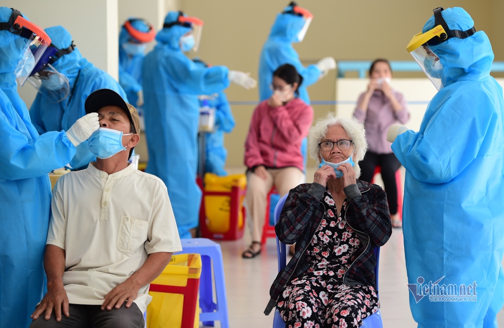 thousands of local people undergo covid-19 testing in hcm city picture 6