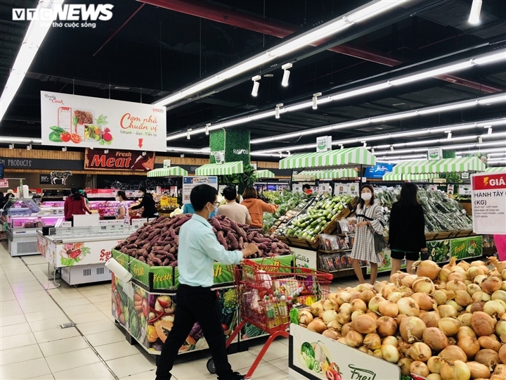 hcm city ensures adequate supply of goods amid social distancing picture 9